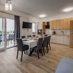 Milutin 1 - Four Bedroom With Private Pool Prázdninový dům
