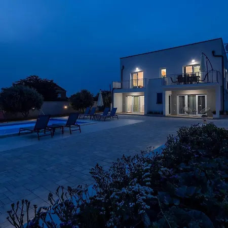 Ferienhaus Milutin 1 - Four Bedroom With Private Pool Vrsi