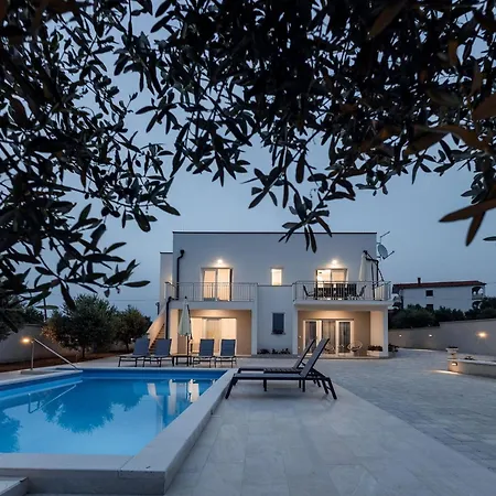 Milutin 1 - Four Bedroom With Private Pool Ferienhaus *