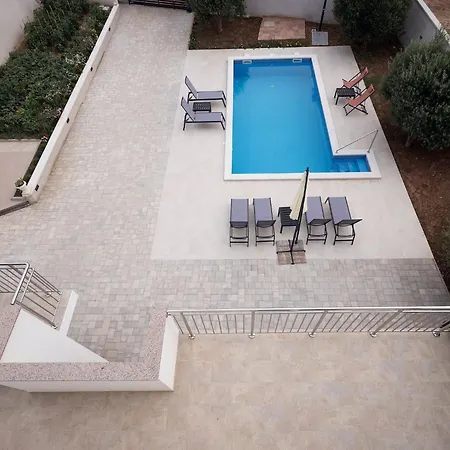 Milutin 1 - Four Bedroom With Private Pool Ferienhaus Vrsi