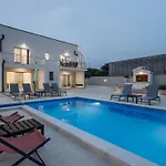 Milutin 1 - Four Bedroom With Private Pool Feriehus *