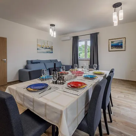 Milutin 1 - Four Bedroom With Private Pool Semesterbostad *