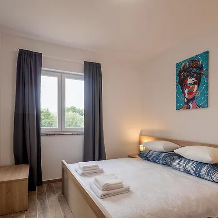 Milutin 1 - Four Bedroom With Private Pool * Vrsi