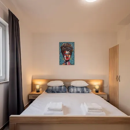 Milutin 1 - Four Bedroom With Private Pool Semesterbostad Vrsi