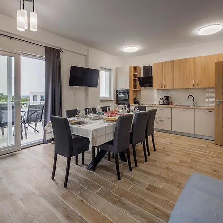 Milutin 1 - Four Bedroom With Private Pool Semesterbostad