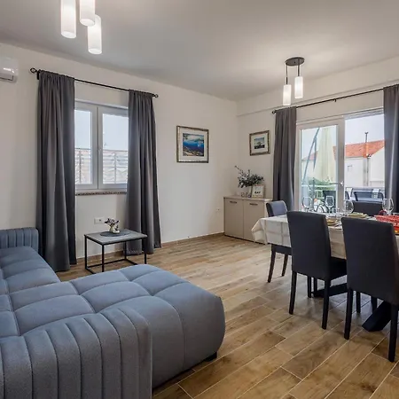 Milutin 1 - Four Bedroom With Private Pool Semesterbostad *