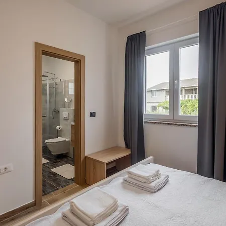 Milutin 1 - Four Bedroom With Private Pool Semesterbostad Vrsi