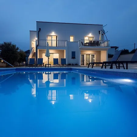 Semesterbostad Milutin 1 - Four Bedroom With Private Pool