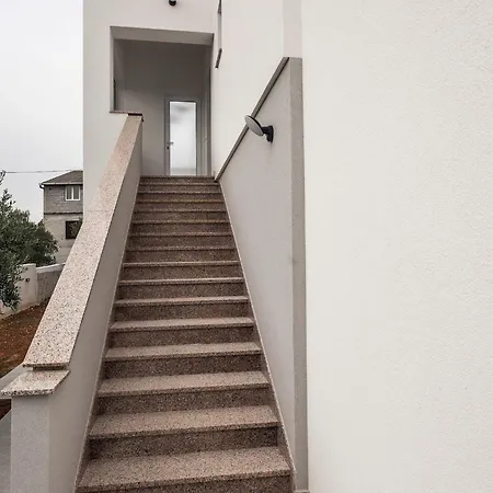 Milutin 1 - Four Bedroom With Private Pool * Vrsi
