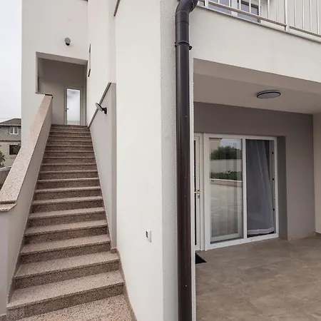 Semesterbostad Milutin 1 - Four Bedroom With Private Pool