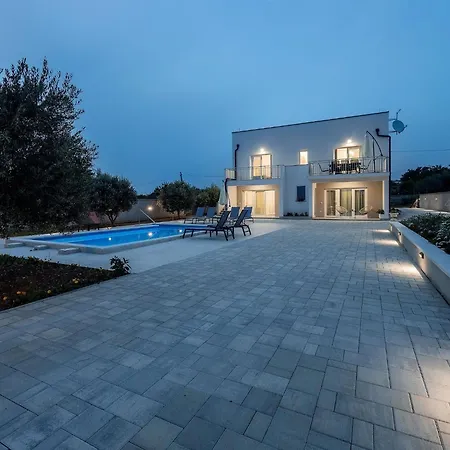 Milutin 1 - Four Bedroom With Private Pool فرسي