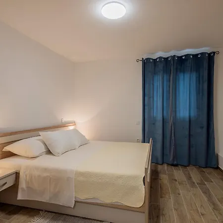 Semesterbostad Milutin 1 - Four Bedroom With Private Pool *