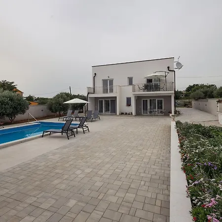 度假居 Milutin 1 - Four Bedroom With Private Pool