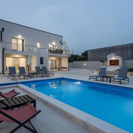 Milutin 1 - Four Bedroom With Private Pool Semesterbostad *