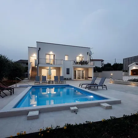 Milutin 1 - Four Bedroom With Private Pool Semesterbostad