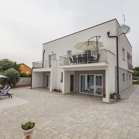 Milutin 1 - Four Bedroom With Private Pool Semesterbostad *