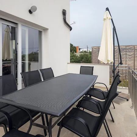 Semesterbostad Milutin 1 - Four Bedroom With Private Pool