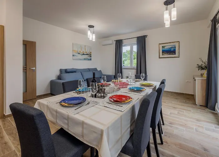 Milutin 1 - Four Bedroom With Private Pool بيت للعطل *