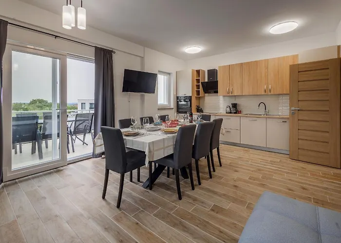 Milutin 1 - Four Bedroom With Private Pool 度假居