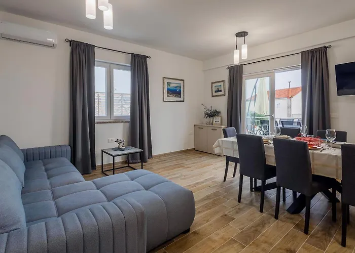 Milutin 1 - Four Bedroom With Private Pool 度假居 *