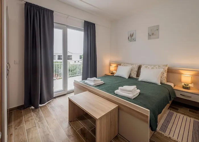 Milutin 1 - Four Bedroom With Private Pool فرسي