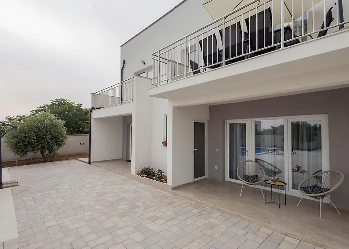Milutin 1 - Four Bedroom With Private Pool * Vrsi