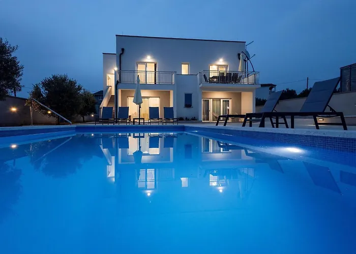 度假居 Milutin 1 - Four Bedroom With Private Pool