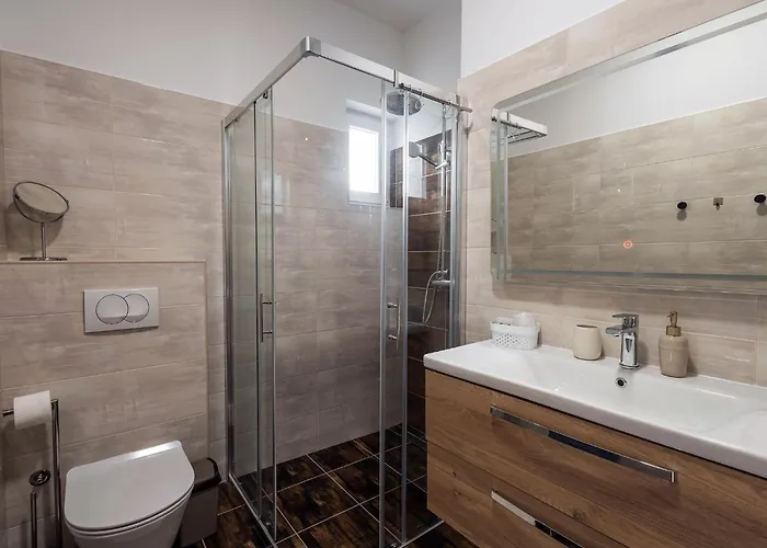 Milutin 1 - Four Bedroom With Private Pool بيت للعطل *