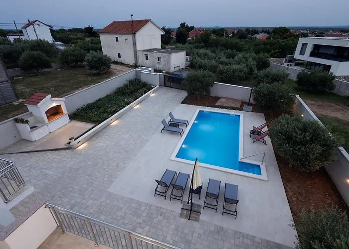 Milutin 1 - Four Bedroom With Private Pool 度假居 沃希