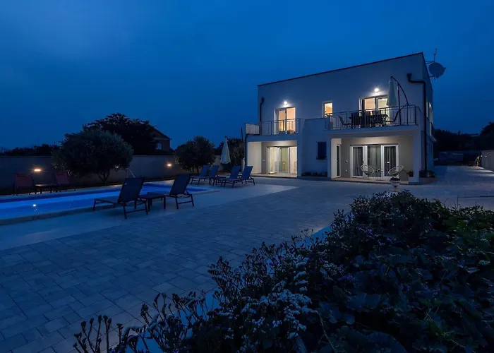 Dom wakacyjny Milutin 1 - Four Bedroom With Private Pool Vrsi