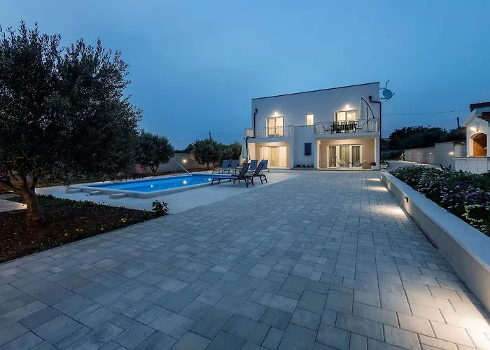 Milutin 1 - Four Bedroom With Private Pool فرسي