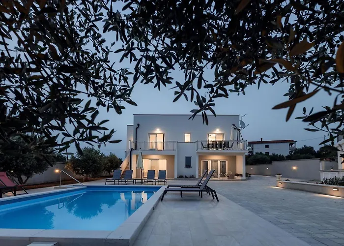 Milutin 1 - Four Bedroom With Private Pool Dom wakacyjny *