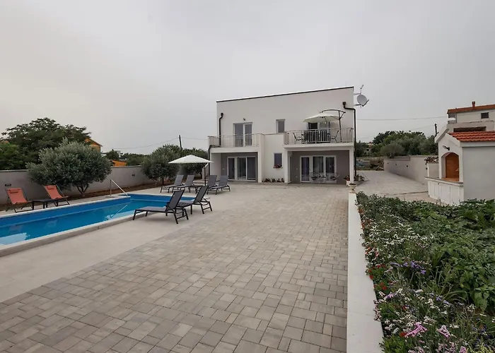 Dom wakacyjny Milutin 1 - Four Bedroom With Private Pool