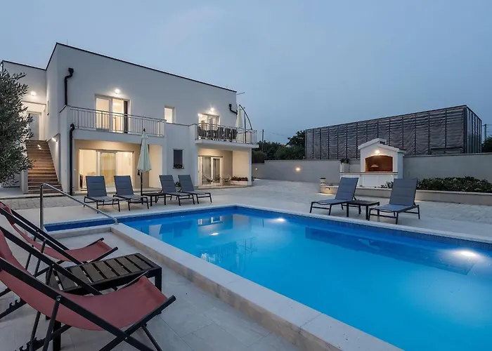 Milutin 1 - Four Bedroom With Private Pool 度假居 *