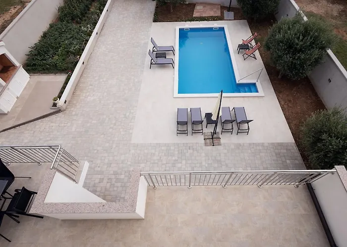 Milutin 1 - Four Bedroom With Private Pool بيت للعطل فرسي