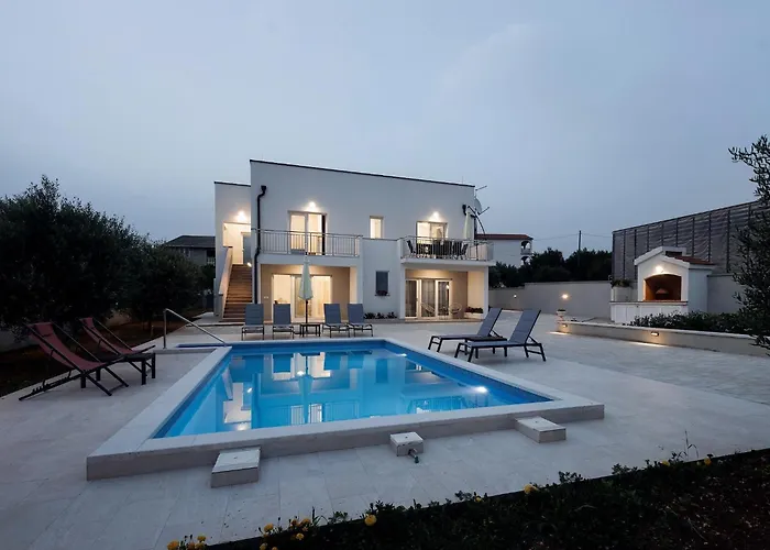 Milutin 1 - Four Bedroom With Private Pool بيت للعطل