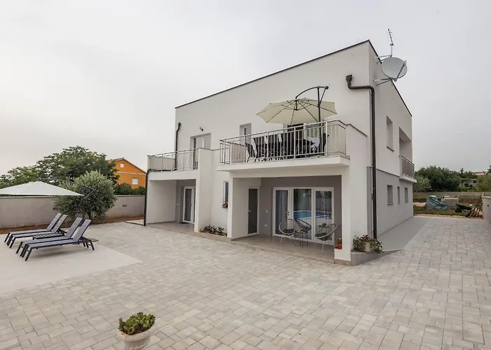 Milutin 1 - Four Bedroom With Private Pool Dom wakacyjny *