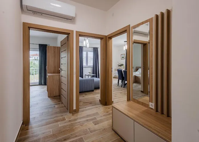 Dom wakacyjny Milutin 1 - Four Bedroom With Private Pool *