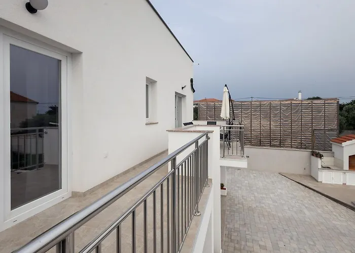 Milutin 1 - Four Bedroom With Private Pool Dom wakacyjny *
